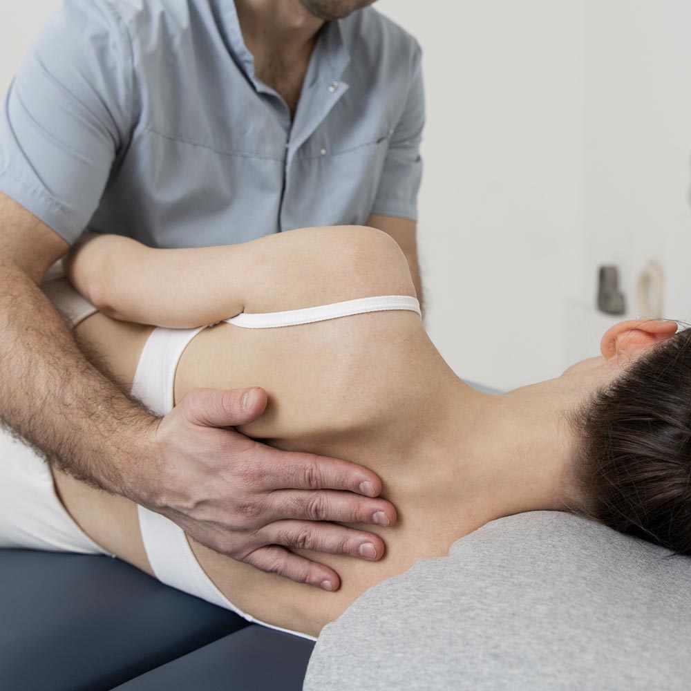 Chica en sesión de osteopatía 